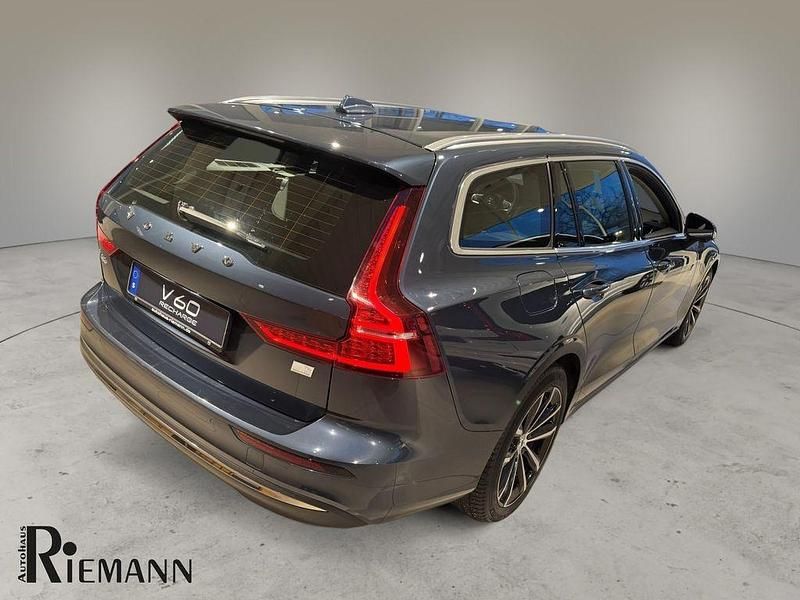 Gebraucht Volvo V60 Core 398 PS (292 kW) 2022 Blau Kombi