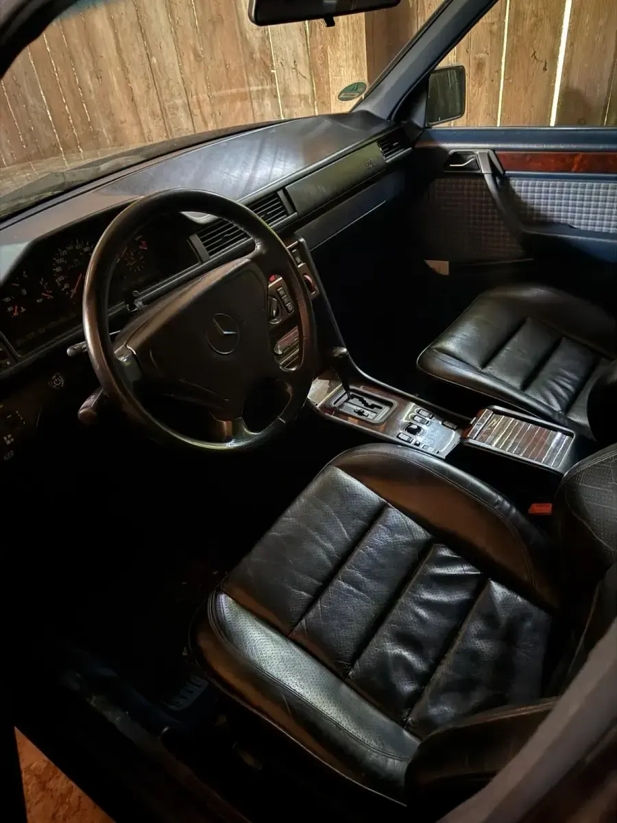 Używany Mercedes E280 193 KM (141 kW) 1994 Niebieski Kombi