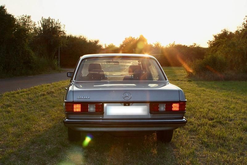 Gebraucht Mercedes 200 109 PS (80 kW) 1984 Grau Limousine