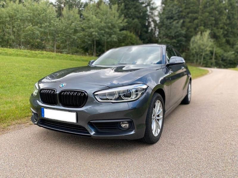 Grau Gebraucht 2019 BMW 118 Advantage Kleinwagen | 16.700 € (Guter Preis) - Bild 1/4