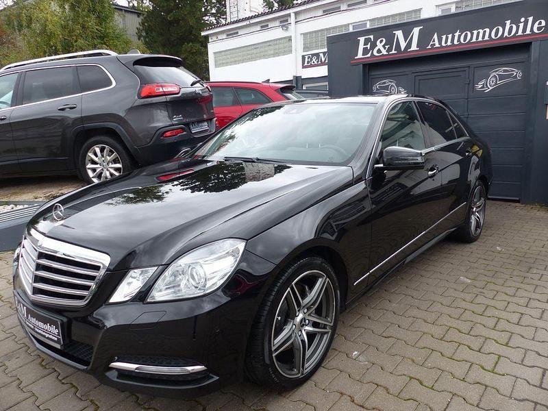 Schwarz Gebraucht 2012 Mercedes E250 Avantgarde Limousine | 14.680 € (Teuer) - Bild 1/4