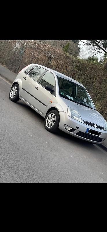 Grau Gebraucht 2002 Ford Fiesta Limousine | 1.690 € - Bild 1/4