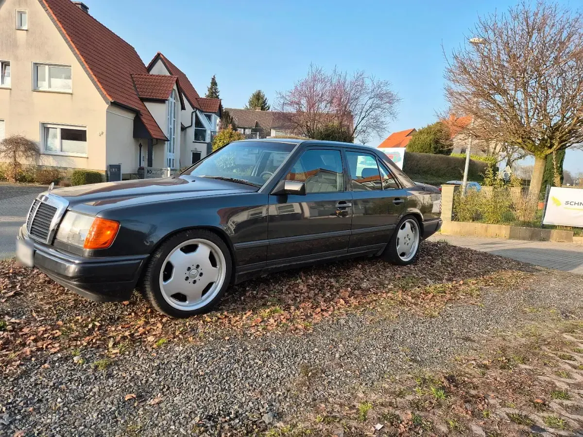 Gebraucht Mercedes E230 140 PS (102 kW) 1988 Schwarz Limousine