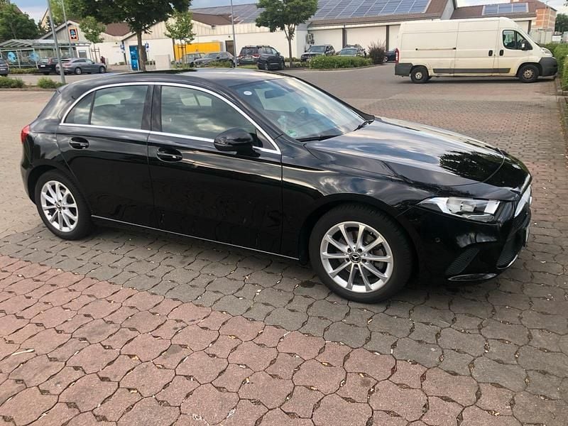 Schwarz Gebraucht 2018 Mercedes A200 Progressive Kleinwagen | 15.500 € (Superpreis) - Bild 1/4
