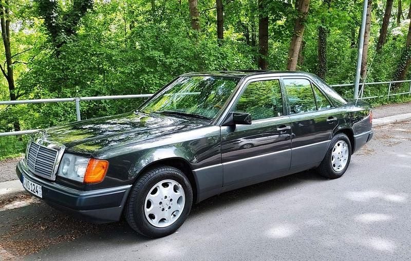 Schwarz Gebraucht 1992 Mercedes 200 Limousine | 14.999 € - Bild 1/3