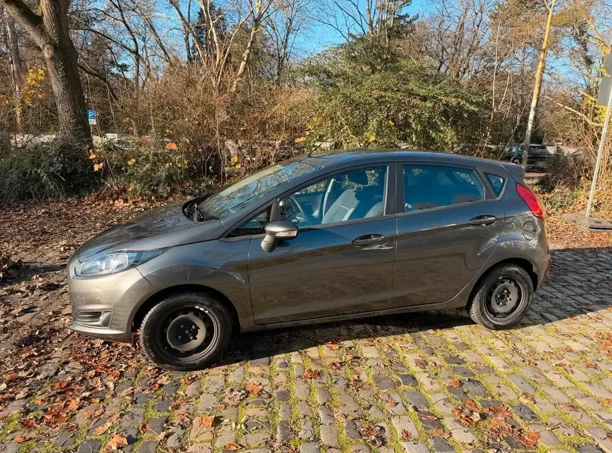Gebraucht Ford Fiesta 101 PS (74 kW) 2017 Grau Kleinwagen