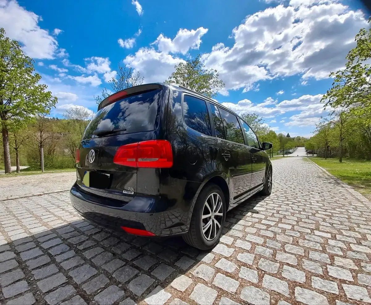 Gebraucht VW Touran 105 PS (77 kW) 2016 Schwarz Van / Kleinbus