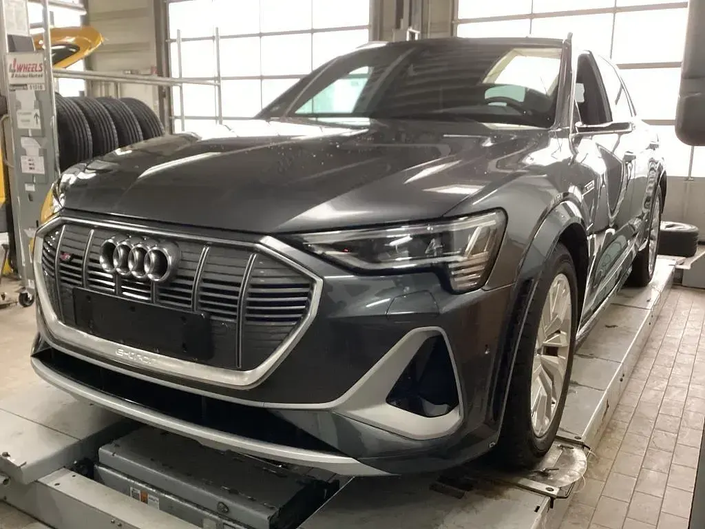 Gebraucht Audi e-tron Ambiente 369 kW (503 PS) 2023 Daytonagrau perleffekt SUV