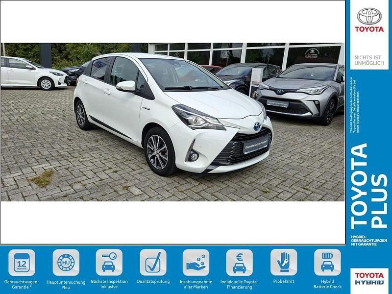 Weiß Gebraucht 2019 Toyota Yaris Hybrid Club Limousine | 16.490 € (Fairer Preis) - Bild 1/4