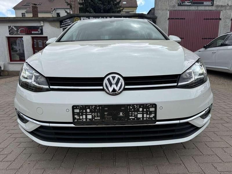 Pure white Gebraucht 2017 VW Golf VII Sound Limousine | 13.490 € (Fairer Preis) - Bild 1/4