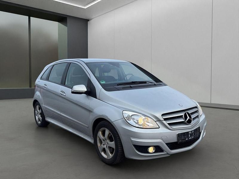Gebraucht Mercedes B180 109 PS (80 kW) 2011 Silber Van / Kleinbus