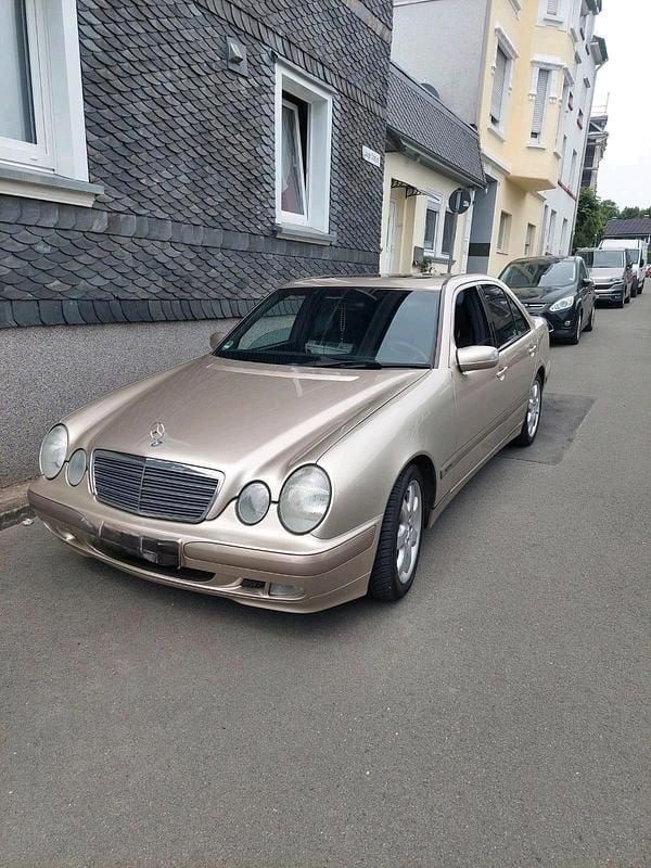 Second-hand Mercedes E200 136 CP (100 kW) 2000 Auriu Berlinǎ