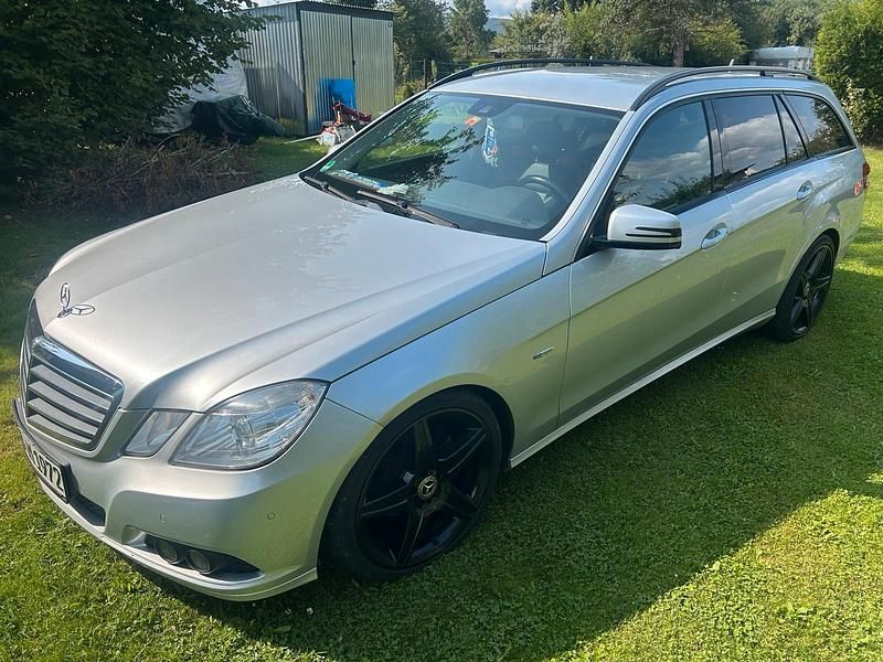 Silber Gebraucht 2009 Mercedes E220 Kombi | 7.199 € (Fairer Preis) - Bild 1/4