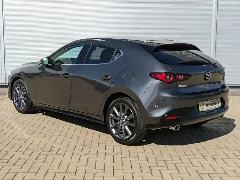 Neu Mazda 3 Exclusive 140 PS (102 kW) 2025 Machine grey metallic Limousine