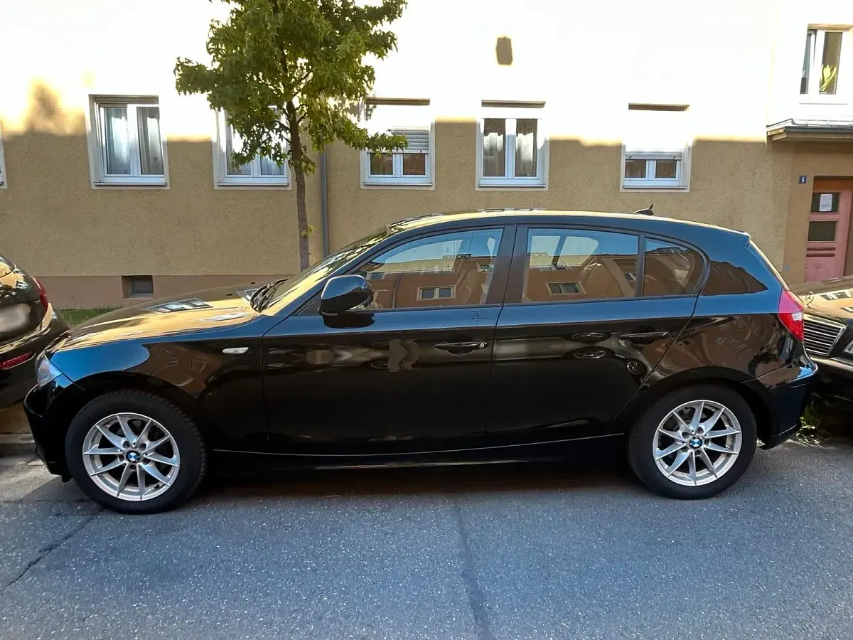 Gebraucht BMW 116 122 PS (89 kW) 2010 Schwarz Kleinwagen