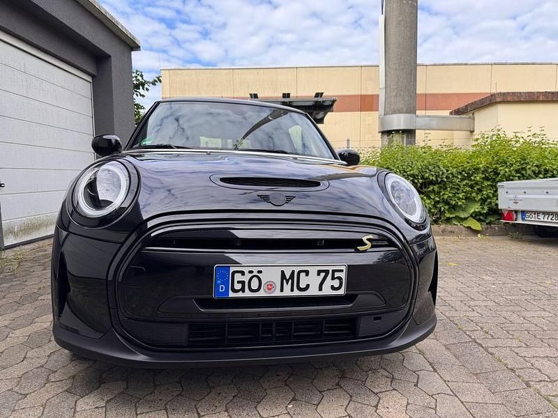 Schwarz Gebraucht 2022 Mini Cooper SE Essential Kleinwagen | 26.500 € - Bild 1/4