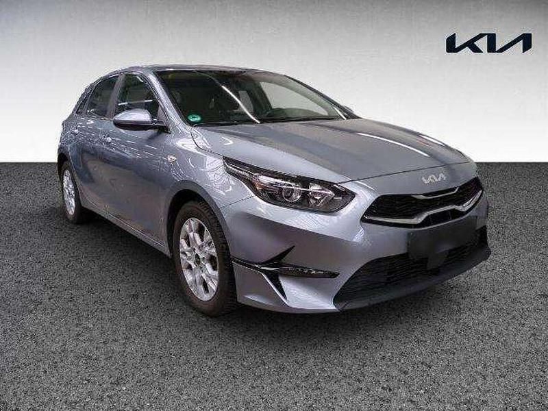 Gebraucht Kia Ceed 140 PS (102 kW) 2024 Lunar silver Kleinwagen