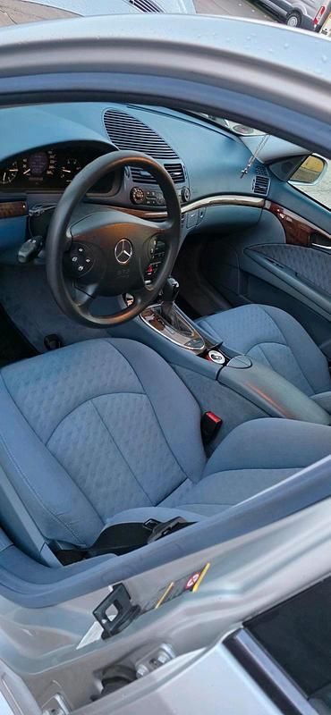 Second-hand Mercedes E270 190 CP (139 kW) 2002 Argintiu Berlinǎ
