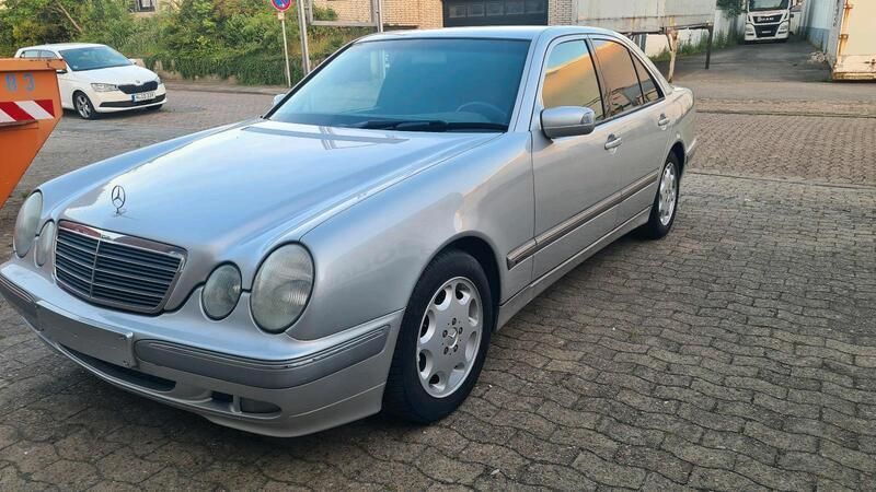 Silber Gebraucht 2001 Mercedes E240 Limousine | 2.999 € - Bild 1/4