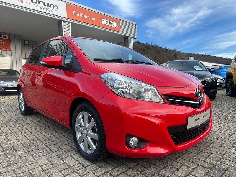 Gebraucht Toyota Yaris Edition 99 PS (72 kW) 2013 Rot Kleinwagen