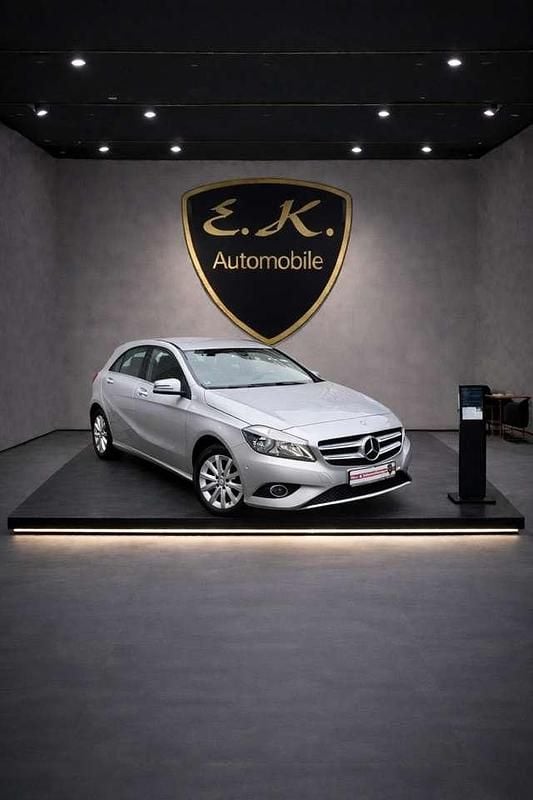Gebraucht Mercedes A180 122 PS (89 kW) 2013 Polarsilber Kleinwagen