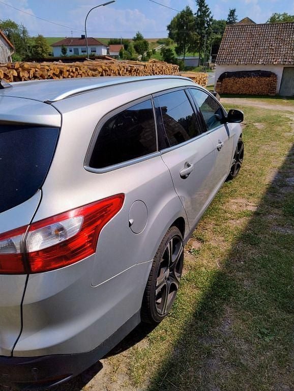 Silber Gebraucht 2013 Ford Focus Titanium Limousine | 7.300 € (Teuer) - Bild 1/4