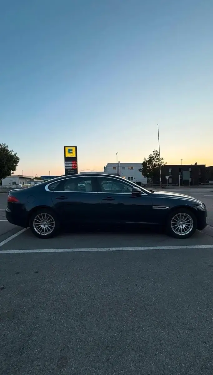 Używany Jaguar XF 163 KM (119 kW) 2017 Niebieski Sedan/Limuzyna