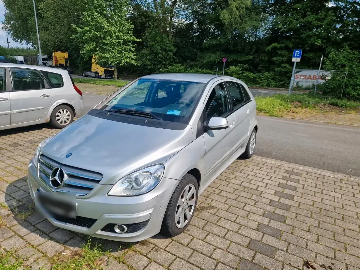 Gebraucht Mercedes B180 109 PS (80 kW) 2010 Silber Van / Kleinbus