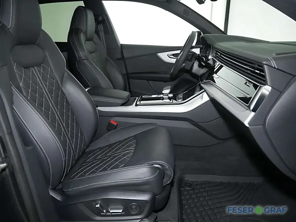 Używany Audi Q8 Ambiente 286 KM (210 kW) 2025 Szary SUV