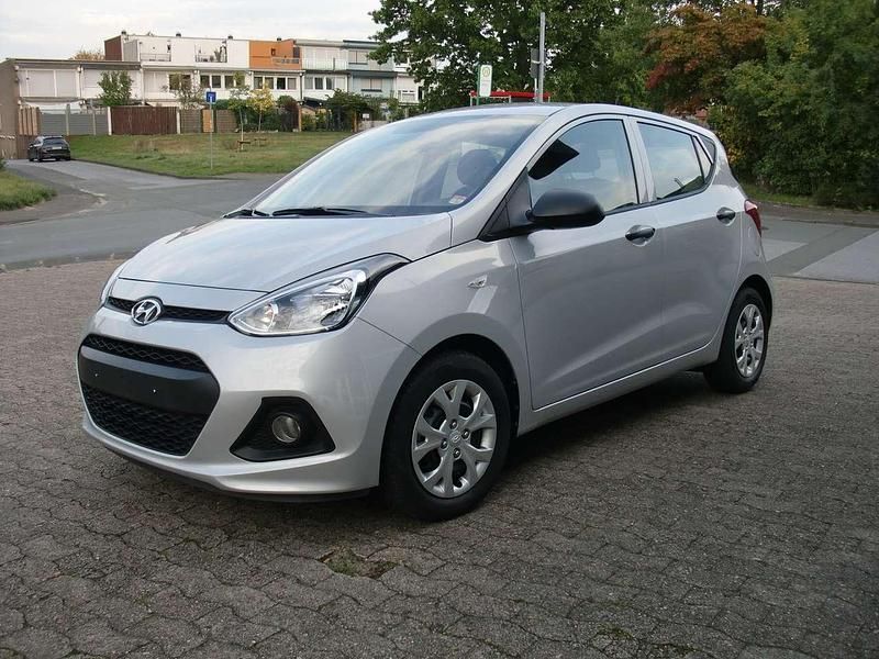 Silber Gebraucht 2016 Hyundai i10 Trend Kleinwagen | 6.900 € (Guter Preis) - Bild 1/4