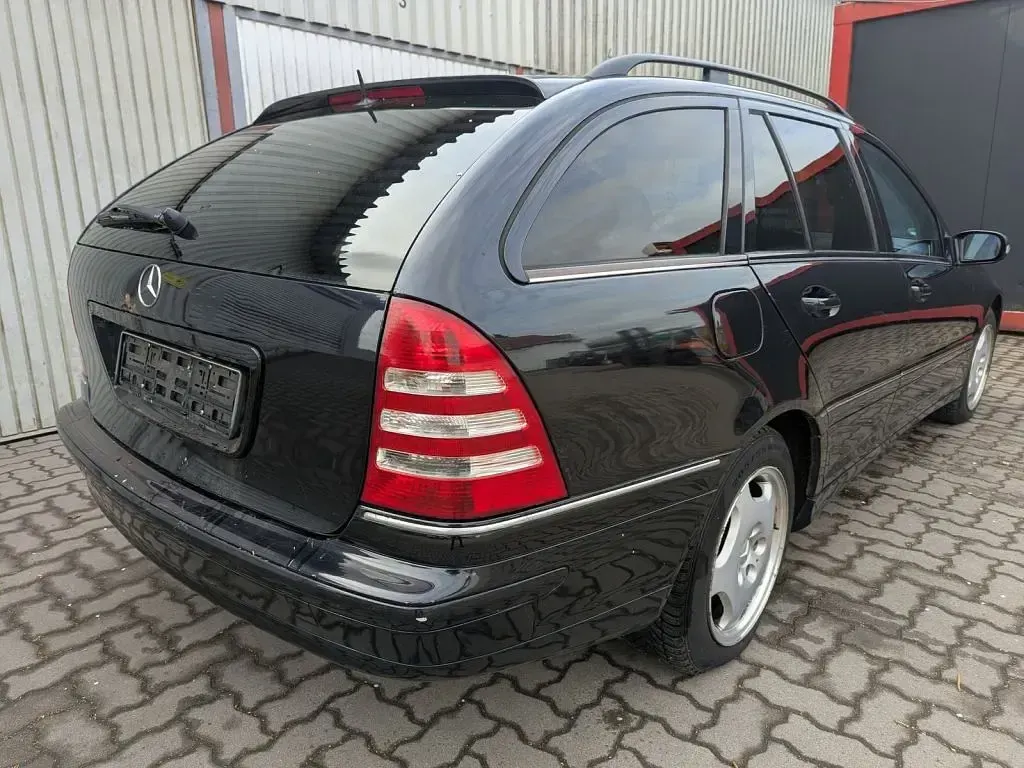 Gebraucht Mercedes C180 143 PS (105 kW) 2005 Schwarz (metallic) Kombi