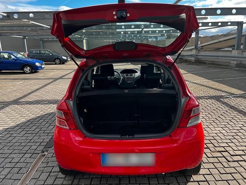 Gebraucht Toyota Yaris 69 PS (50 kW) 2010 Rot Kleinwagen