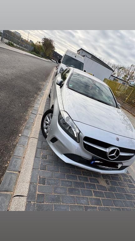 Grau Gebraucht 2017 Mercedes A180 Style Limousine | 13.500 € (Guter Preis) - Bild 1/4