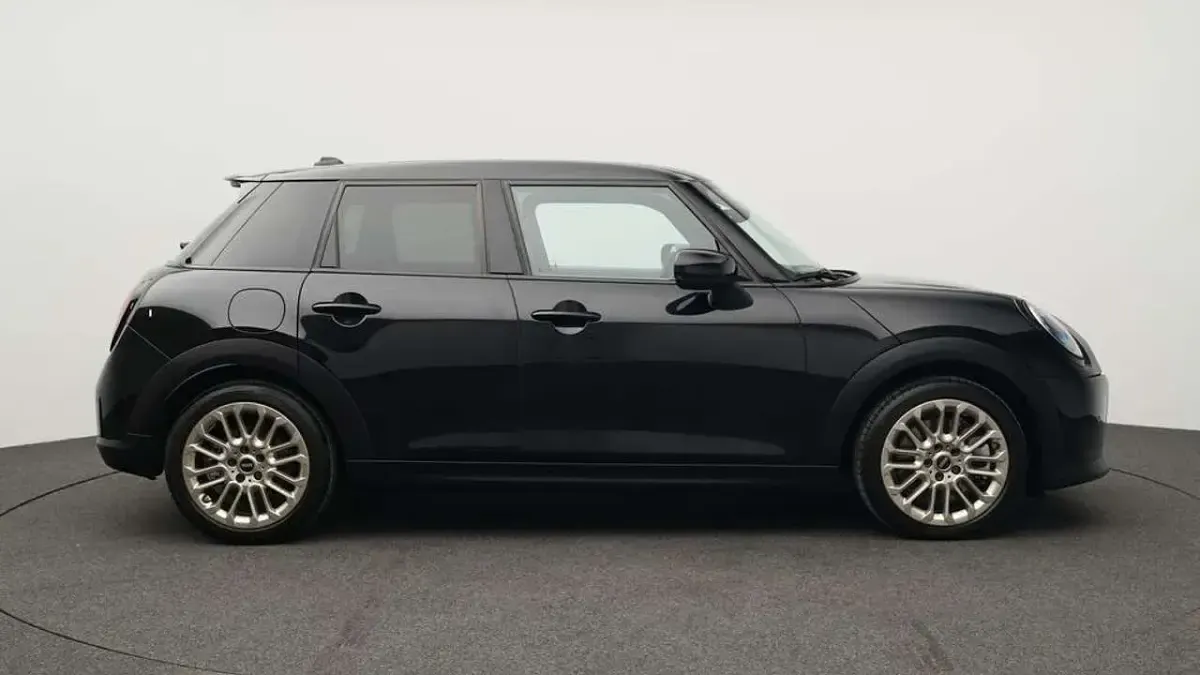 Second-hand Mini Cooper S Favoured 204 CP (150 kW) 2025 Negru Hatchback