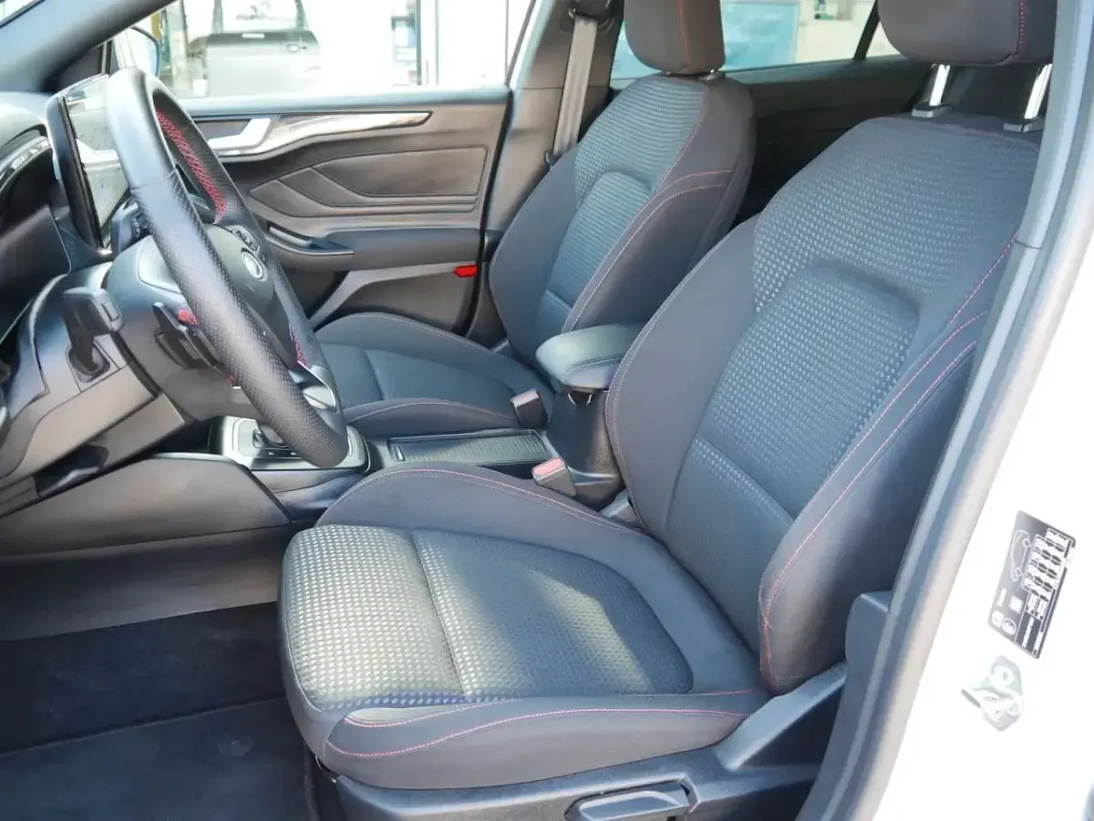 Gebraucht Ford Focus ST-Line 125 PS (91 kW) 2023 Weiß Limousine