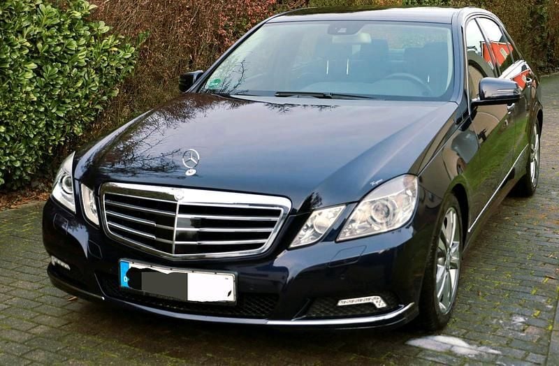 Blau Gebraucht 2009 Mercedes E500 Limousine | 18.995 € (Fairer Preis) - Bild 1/4