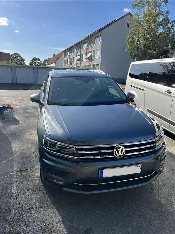 Grau Gebraucht 2018 VW Tiguan Allspace Highline SUV | 23.200 € (Etwas zu teuer) - Bild 1/4