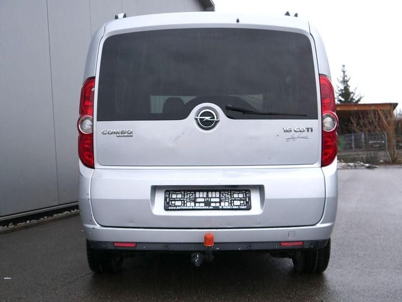 Gebraucht Opel Combo Edition 105 PS (77 kW) 2014 Silber Van / Kleinbus