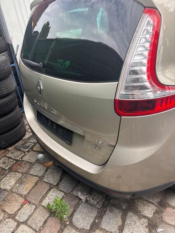 Silber Gebraucht 2011 Renault Mégane III Limousine | 1.300 € - Bild 1/4