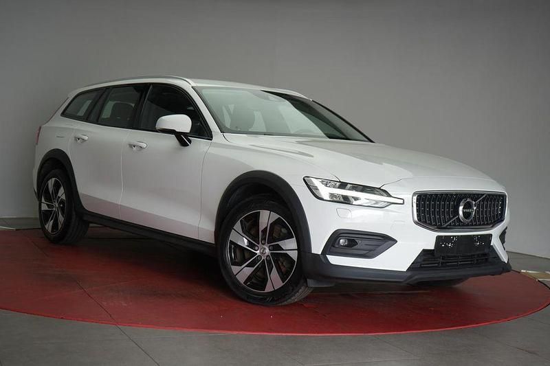 Weiß Gebraucht 2020 Volvo V60 CC Pro Kombi | 28.950 € (Fairer Preis) - Bild 1/4