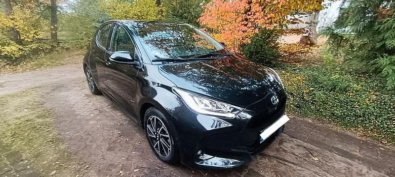 Schwarz Gebraucht 2022 Toyota Yaris Hybrid Team Limousine | 17.800 € (Guter Preis) - Bild 1/4