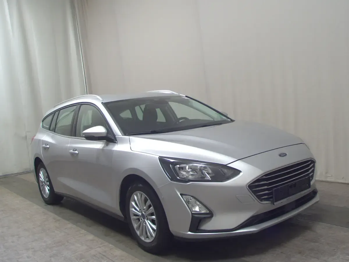 Käytetty Ford Focus Titanium 125 HP (91 kW) 2021 Hopea Sedan