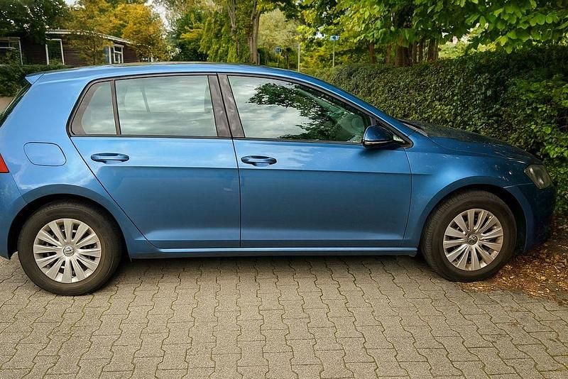 Blau Gebraucht 2013 VW Golf VII Trendline Limousine | 8.800 € (Fairer Preis) - Bild 1/4