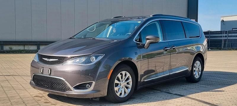 Grau Gebraucht 2016 Chrysler Pacifica Van / Kleinbus | 14.900 € - Bild 1/4