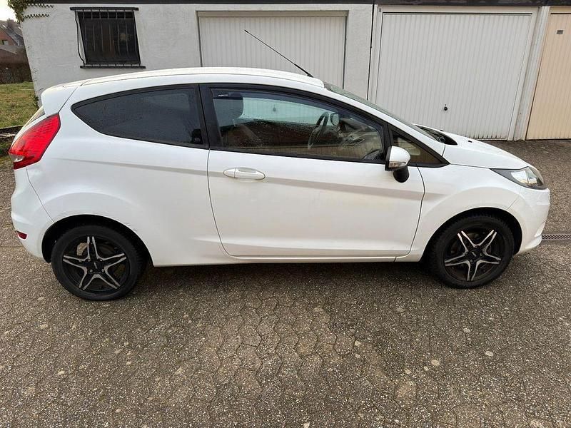 Gebraucht Ford Fiesta 60 PS (44 kW) 2010 Weiß Kleinwagen