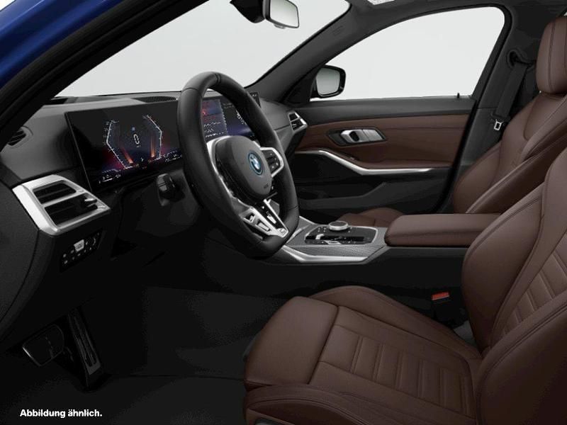 Blau Gebraucht 2024 BMW 330e Kombi | 58.467 € - Bild 1/2