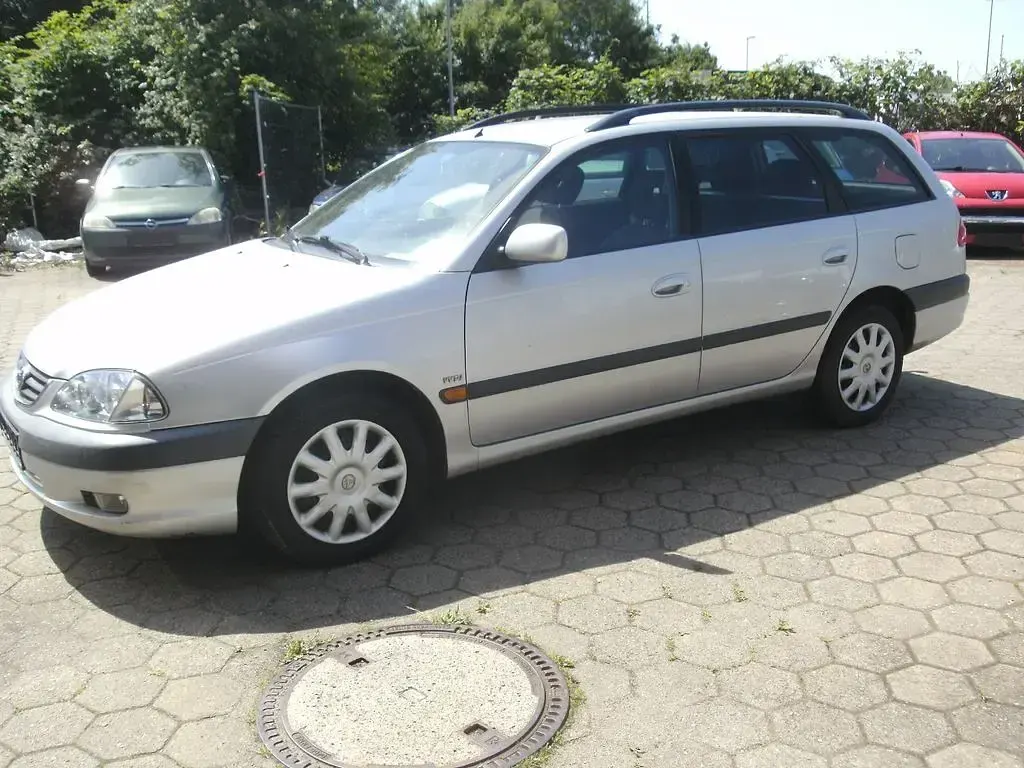 Gebraucht Toyota Avensis Sol 129 PS (94 kW) 2002 Silber Limousine
