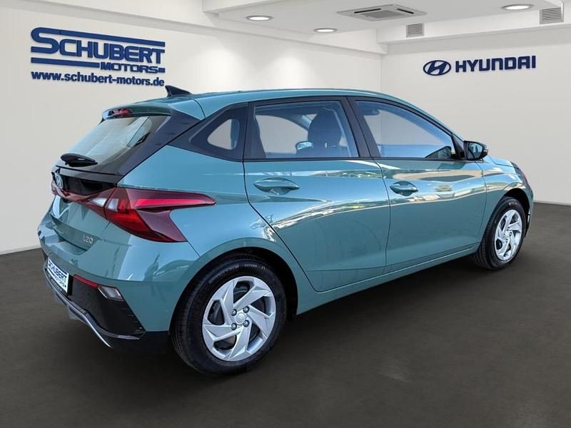 Neu Hyundai i20 Select 101 PS (74 kW) 2025 Mangrove green / mic Kleinwagen
