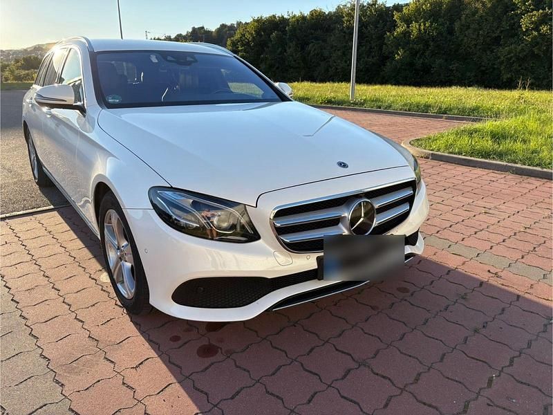 Weiß Gebraucht 2017 Mercedes E220 Kombi | 22.900 € (Fairer Preis) - Bild 1/4
