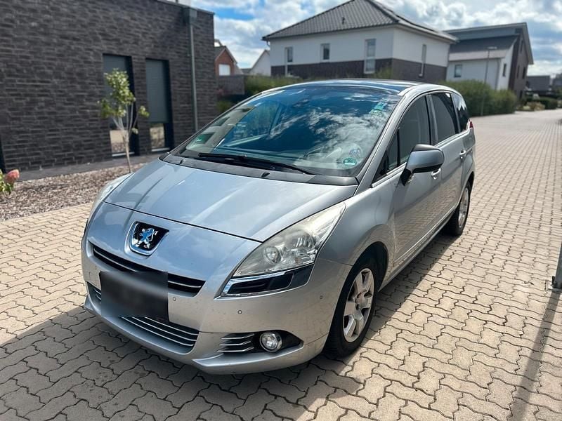 Silber Gebraucht 2012 Peugeot 5008 Van / Kleinbus | 2.999 € (Superpreis) - Bild 1/4
